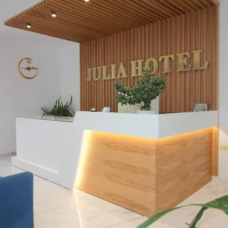 Julia 3*