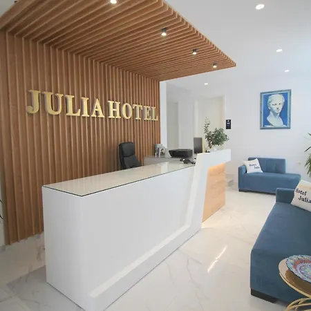Julia 호텔